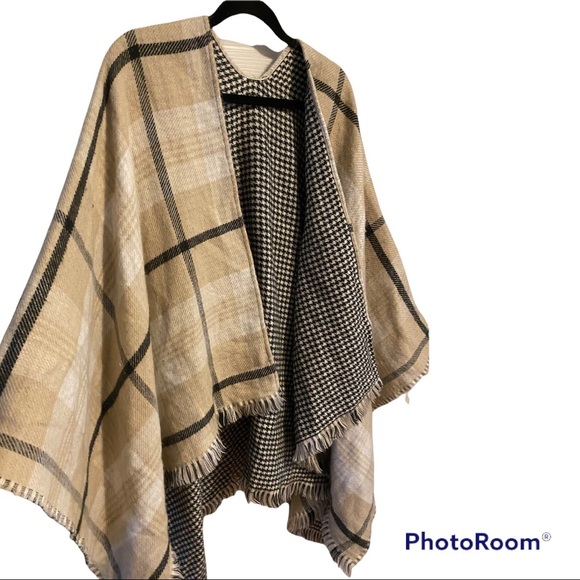 Banana Republic | Reversible cape with houndstooth and plaid patterns - Picture 3 of 5